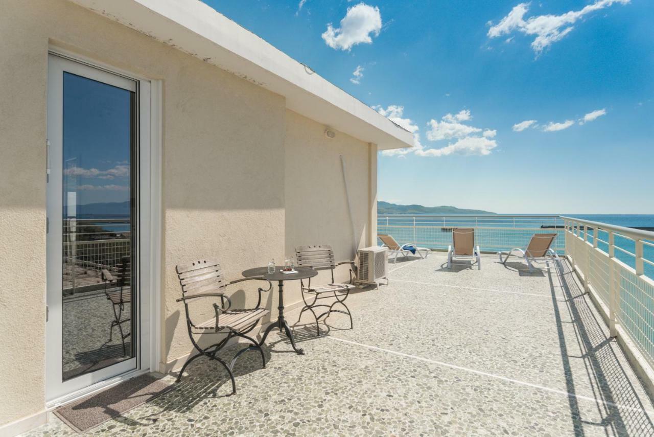カラマタSeafront Penthouse Leoアパートメント エクステリア 写真